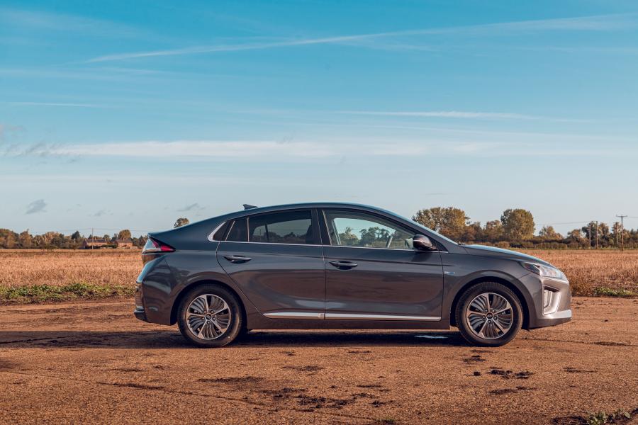  Hyundai IONIQ Plug-in Hybrid (AE) 2019 года  (UK) (фото 18 из 40)